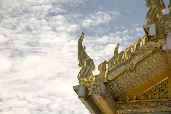 Ormen skulptur av templet tak i Thailand. — Stockfoto