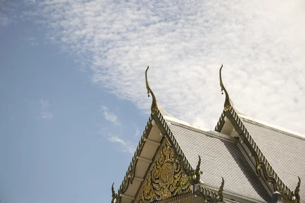 Schlangenskulptur des Tempeldaches in Thailand. — Stockfoto