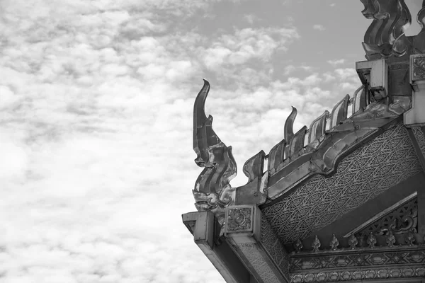 Slang sculptuur van tempel dak in Thailand. — Stockfoto