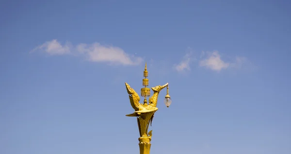 Lámpara de iluminación de cisne dorado en Tailandia . — Foto de Stock