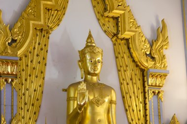 Güzel Altın Buda Heykeli.