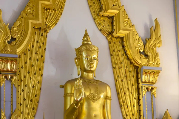 Vacker gyllene Buddha staty. — Stockfoto