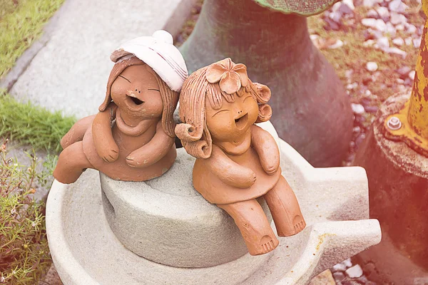 Earthenware ou cerâmica criança boneca sorriso / rir e sentado . — Fotografia de Stock