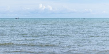 bulutlar gökyüzü arka plan Tayland ile mavi denizde tekne. 