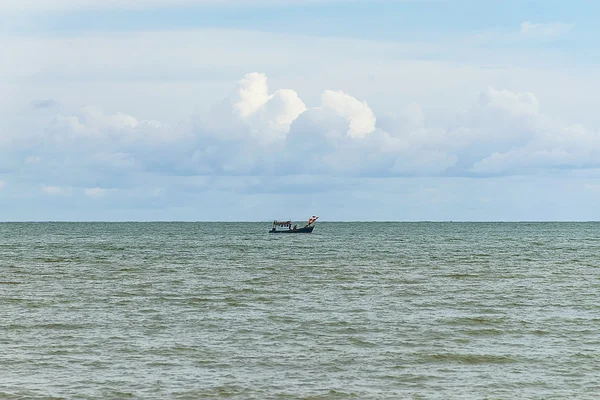 Barco em mar azul com nuvens céu fundo na Tailândia . — Fotografia de Stock