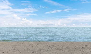 deniz mavi gökyüzü arka plan ile yanındaki boş gri beton zemin.