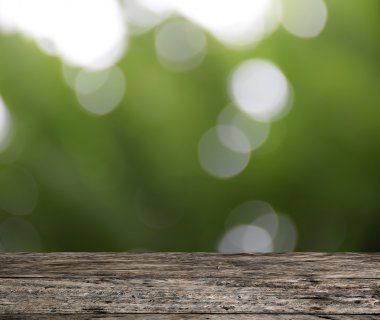 bulanık soyut doğa bokeh arka plan ile boş ahşap masa.