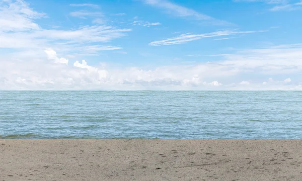 Piso de concreto cinza vazio ao lado do mar com fundo azul céu . — Fotografia de Stock