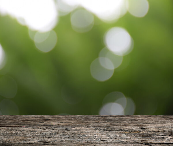 пустой деревянный стол с размытой абстрактной природой bokeh фон
.