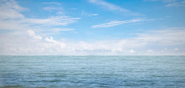 青い空を背景に海の横にある空の木の床. — ストック写真