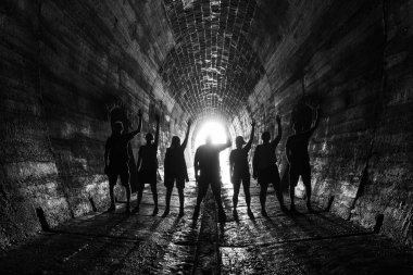 Slovakya 'nın Slavosovce köyü yakınlarında yeşil orman manzaralı bir tünel.