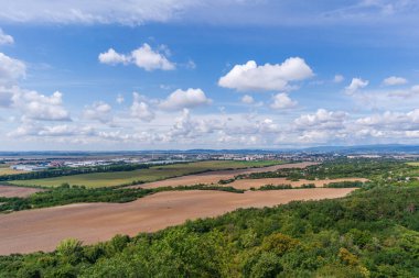 Gözetleme kulesi 9 metre yüksekliğinde ve izleme platformuna ulaşmak için 41 basamak tırmanmanız gerekiyor. Levice Kalesi 'nin egemenliğinde olan Levice ve çevresini geniş bir görüş alanına sahip olacaksınız..