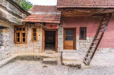 Brhlovce 'deki kayalık evler nadir binalar ve Slovakya' nın çok az kişinin farkında olduğu eşsiz bir mücevheri. Tuff 'a oyulmuş bir kaya konutları kompleksi..