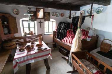 Brhlovce 'deki kayalık evler nadir binalar ve Slovakya' nın çok az kişinin farkında olduğu eşsiz bir mücevheri. Tuff 'a oyulmuş bir kaya konutları kompleksi..