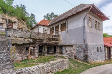 Brhlovce 'deki kayalık evler nadir binalar ve Slovakya' nın çok az kişinin farkında olduğu eşsiz bir mücevheri. Tuff 'a oyulmuş bir kaya konutları kompleksi..