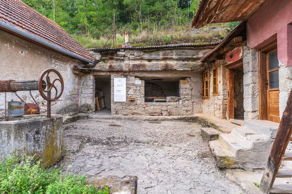 Brhlovce 'deki kayalık evler nadir binalar ve Slovakya' nın çok az kişinin farkında olduğu eşsiz bir mücevheri. Tuff 'a oyulmuş bir kaya konutları kompleksi..
