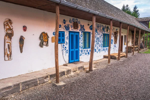 Duthe yakınlarındaki küçük Liov köyü tarihe karıştı ve son yıllarda turistler tarafından giderek daha çok aranmaya başladı. Köyün arkasında, geniş bir çayırda, kayalara oyulmuş evler var.. 