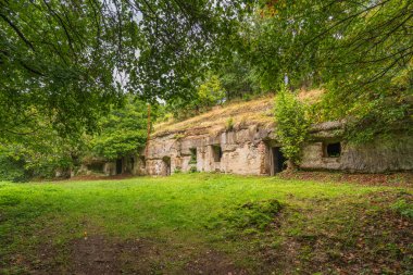 Duthe yakınlarındaki küçük Liov köyü tarihe karıştı ve son yıllarda turistler tarafından giderek daha çok aranmaya başladı. Köyün arkasında, geniş bir çayırda, kayalara oyulmuş evler var.. 