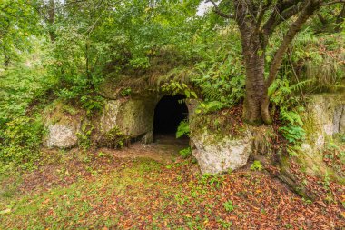 Duthe yakınlarındaki küçük Liov köyü tarihe karıştı ve son yıllarda turistler tarafından giderek daha çok aranmaya başladı. Köyün arkasında, geniş bir çayırda, kayalara oyulmuş evler var.. 