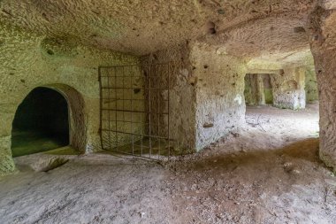 Duthe yakınlarındaki küçük Liov köyü tarihe karıştı ve son yıllarda turistler tarafından giderek daha çok aranmaya başladı. Köyün arkasında, geniş bir çayırda, kayalara oyulmuş evler var.. 