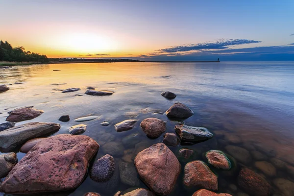 Ladoga Gölü sakin gün batımı