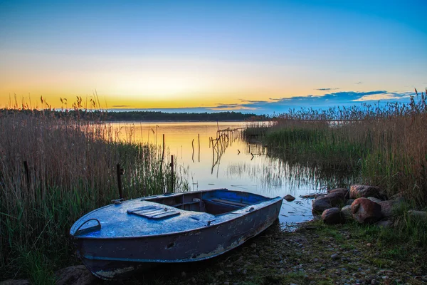 Bateau dans une crique sur le lac Ladoga — Photo