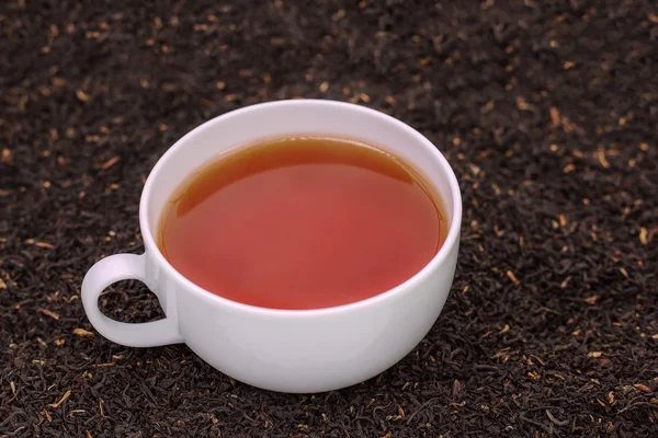 Textura de té negro con una taza —  Fotos de Stock