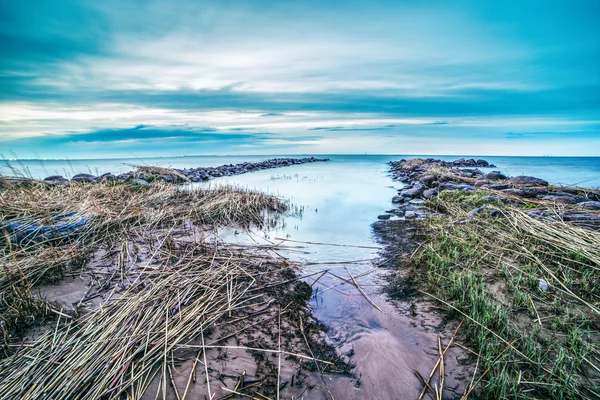 Baltische voorjaar bewolkt zee — Stockfoto