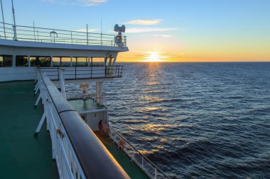 Güverte feribot günbatımında açın