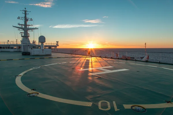 Helikopterplattan på ett fartyg vid solnedgången — Stockfoto