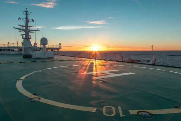 Günbatımında bir gemide Helikopter pisti