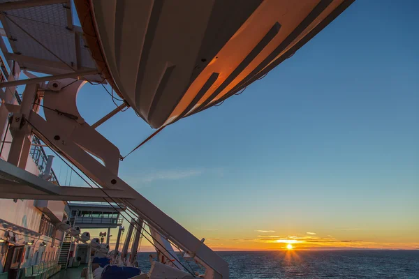 Open dek van de ferry bij zonsondergang met reddingsboot — Stockfoto