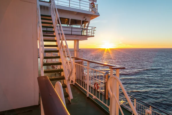 Cubierta abierta del ferry al atardecer — Foto de Stock