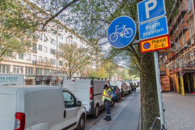 İsveç Stokholm, 1 Eylül 2016. Park görevlisi iş Stockholm sokaklarında