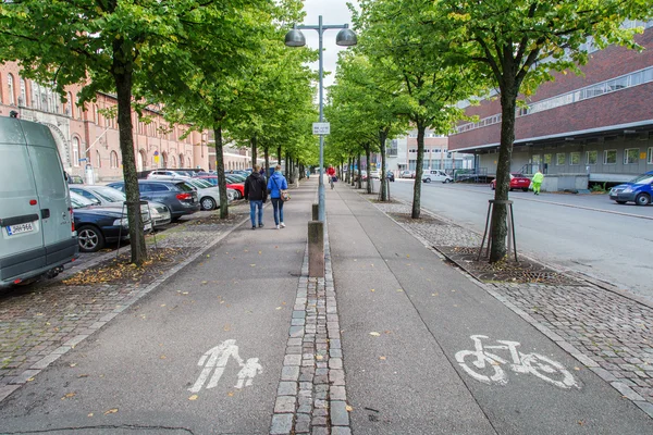 Finlandiya, Helsinki, 30 Ağustos 2016.separate yollarda yayalar ve bisikletliler için