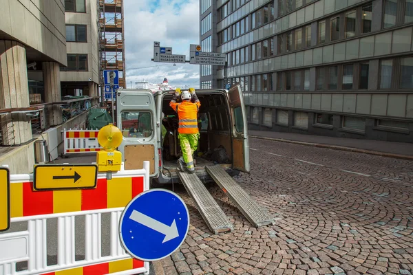Finlandiya, Helsinki, 30 Ağustos 2016.blocking arabada oturan arkadaşları ile konuşurken yol yol işçisi