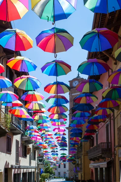 GIAVENO, ITALIA, AGOSTO 2016: Sotto un cielo di ombrelli — Foto Stock