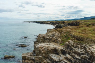Kuzey İspanya 'daki Las Catedrales Sahili' nin büyük bir bölümünün gözcü noktasından görüntü.
