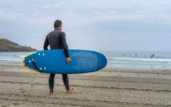 Surfer Spaziert Neoprenanzug Mit Seinem Surfbrett Den Strand Und Beginnt — Stockfoto