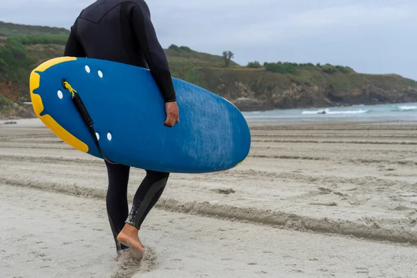 Surfista Fato Mergulho Caminha Areia Agarrando Sua Prancha Surf Para — Fotografia de Stock