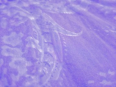 Canlı, yatay bir arka plan parlak pembe ve mor renkten yumuşak şeftali ve sıcak sarıdan alttaki taze limon yeşiline dönüşüyor..