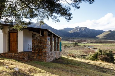 Arka planda dağ ile House - Haarlem