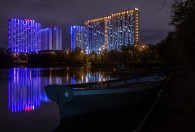Işıklı turistik otel Izmailovo ünlü Izmailovo gölet suya yansıyan gece görünümü