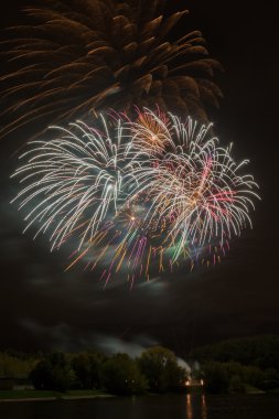 Güzel bir gece görünümü ve nehir üzerinde havai fişek
