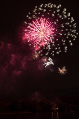 Güzel bir gece görünümü ve gökyüzünde parlak havai fişek