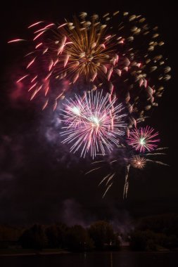 Güzel bir gece görünümü ve nehir üzerinde havai fişek