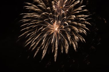 parlak renkli havai fişek ve çeşitli renklerde selamı 