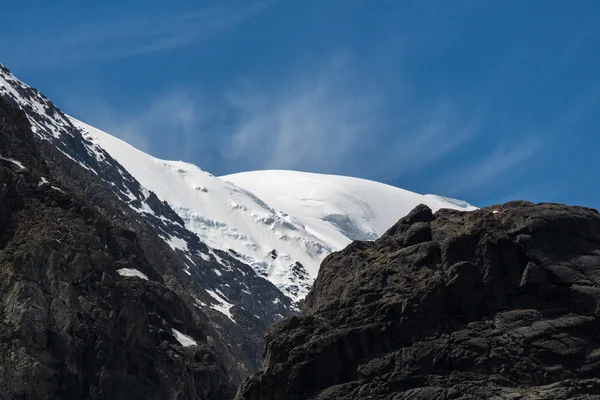 Belle vue sur un paysage de montagnes dans les montagnes de l'Altaï — Photo