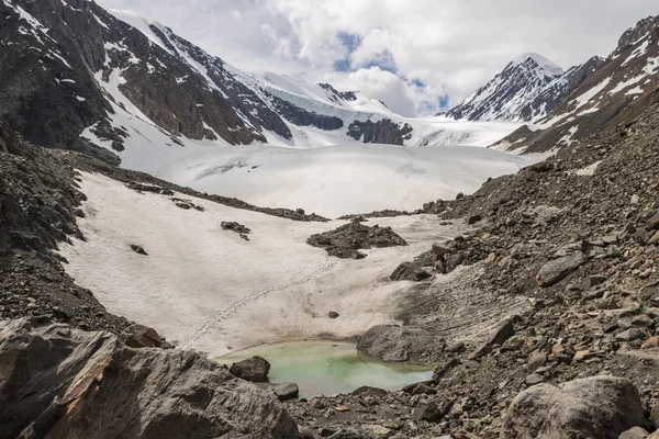 Belle vue sur un lac de montagne dans la région des glaciers — Photo