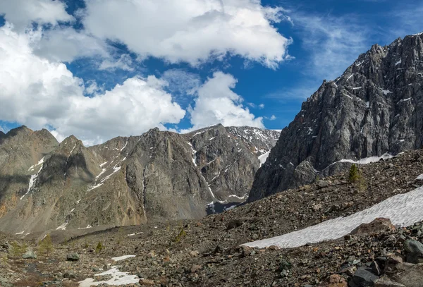 Belle vue sur un paysage de montagnes dans les montagnes de l'Altaï — Photo